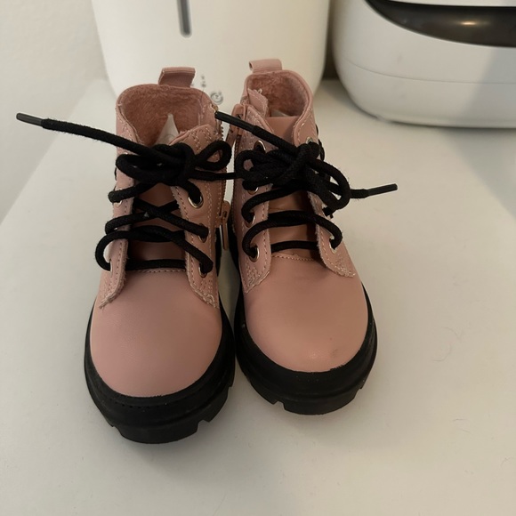 Minnie Mouse H&M toddler boots, size 5.5 - Picture 2 of 2
